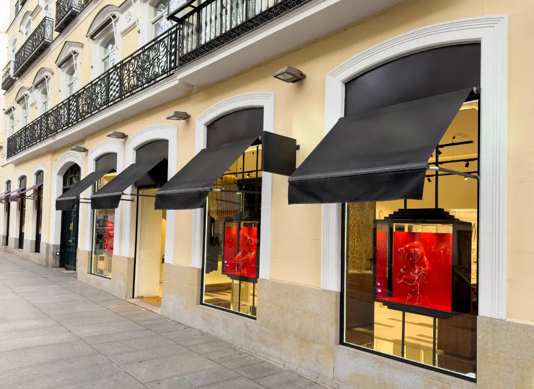 Façade vitrine de magasin en aluminium sur mesure à Caumont-sur-Durance